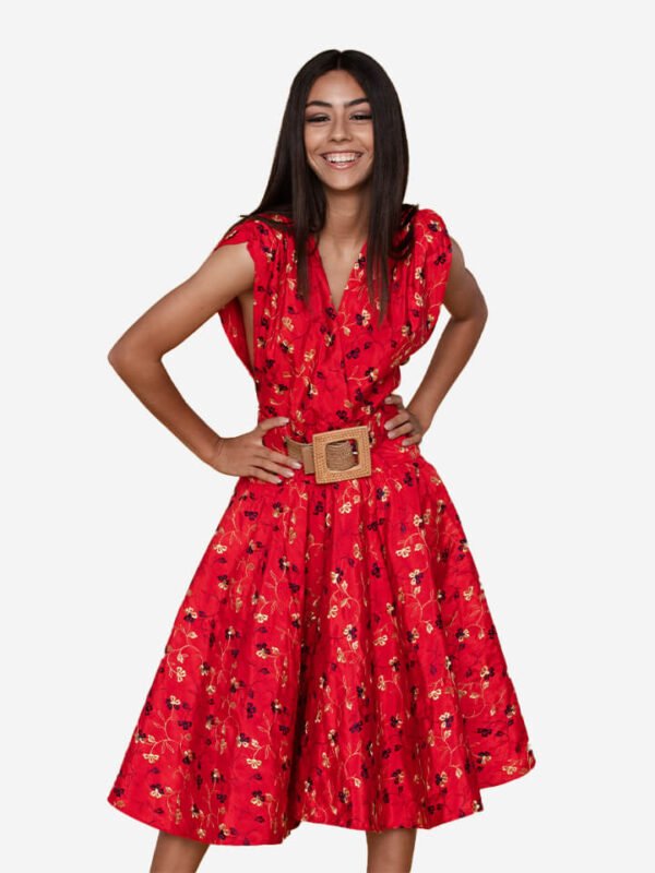 Vestido corto rojo con flores