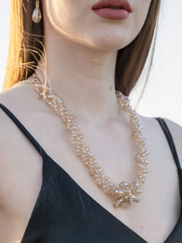 Collar de perlas del exilio